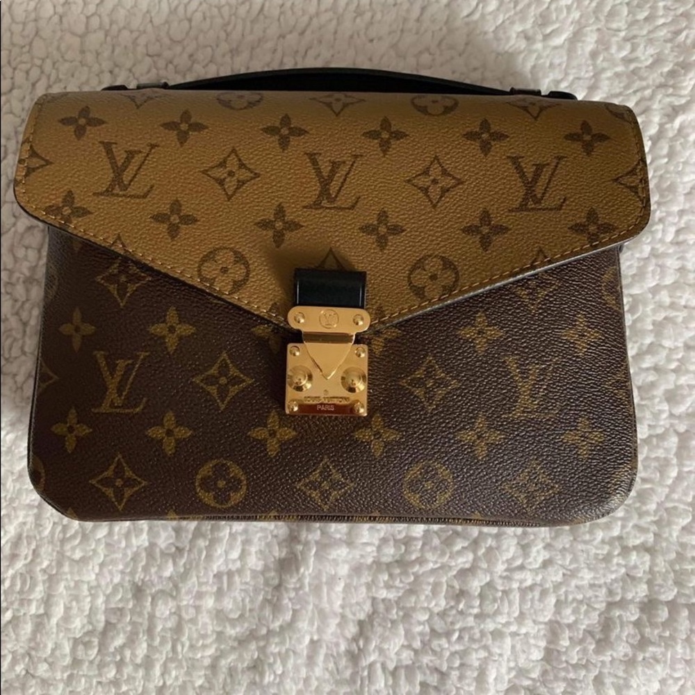 SOLD OUT “”Louis Vuitton pochette metis reverse in an excellent